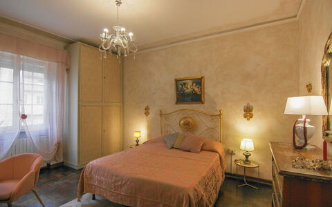 Butterfly Apartment In Lucca: Meubilair, Interieur Ontwerp, Bed, Slaapkamer, Muur, Verdieping, Flooring, Laken, Kamer, Hout