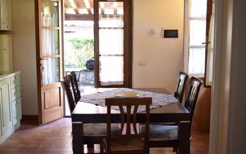 Oasi Della Pergola: Meubilair, Flooring, Eetkamer, Stoel, Verdieping, Hout, Tafel, Interieur Ontwerp, Keuken En Eettafel, Verlichting