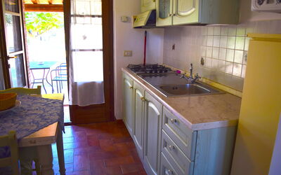 Nido: Keuken, Countertop, Hout, Flooring, Meubilair, Interieur Ontwerp, Toestel Van De Keuken, Gootsteen, Verdieping, Major Appliance