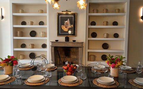 Villa Sassinoro: Meubilair, Interieur Ontwerp, Tableware, Tafel, Hout, Verlichting, Keuken En Eettafel, Stoel, Flooring, Eetkamer