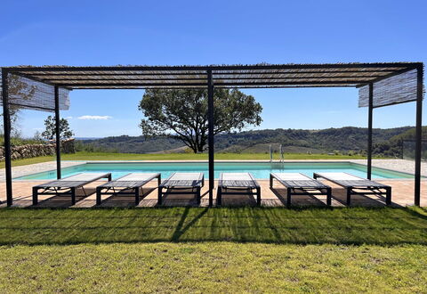 Villa Sassinoro: Zwembad, Schaduw, Outdoor Structuur, Landscaping, Pergola, Toevlucht, Paviljoen, Eco Hotel, Buitenmeubels