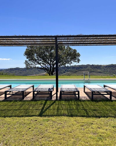 Villa Sassinoro: Zwembad, Schaduw, Outdoor Structuur, Landscaping, Pergola, Toevlucht, Paviljoen, Eco Hotel, Buitenmeubels