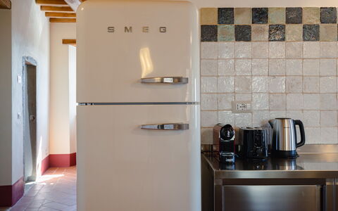 Mensano Old Town Apartment: Toestel Van De Keuken, Major Appliance, Keuken, Huishoudapparatuur, Countertop, Small Appliance, Interieur Ontwerp, Koelkast, Cabinetry, Plank