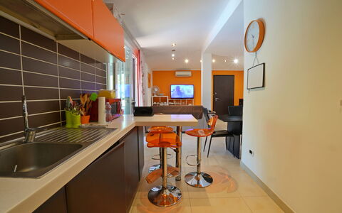 La Sevillana: Meubilair, Interieur Ontwerp, Keuken, Countertop, Flooring, Plafond, Hout, Verdieping, Major Appliance, Toestel Van De Keuken