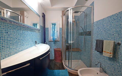 La Sevillana: Blauw, Badkamer, Loodgieterswerkinrichting, Wastafel In De Badkamer, Interieur Ontwerp, Flooring, Wastafel, Verdieping, Kraan, Spiegel