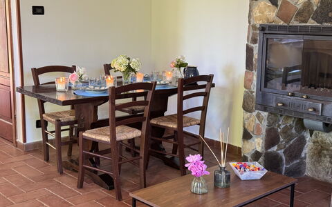 Dependance Egle: Meubilair, Flooring, Tafel, Interieur Ontwerp, Hout, Stoel, Keuken En Eettafel, Verdieping, Eetkamer, Kamer