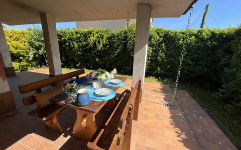 Dependance Egle: Meubilair, Hout, Buitenmeubels, Tafel, Buitentafel, Beits, Tuin, Hardwood, Schaduw, Stoel