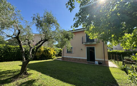 Dependance Egle: Huis, Tuin, Gazon, Landgoed, Backyard, Werf, Landscaping, Schaduw, Boerderij, Hacienda