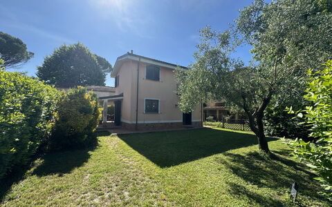 Dependance Egle: Struik, Huis, Tuin, Gazon, Landgoed, Werf, Landscaping, Backyard, Oprit, Hacienda