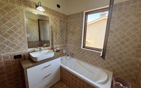 Dependance Egle: Loodgieterswerkinrichting, Flooring, Muur, Interieur Ontwerp, Badkamer, Verdieping, Wastafel, Badkamerkast, Wastafel In De Badkamer, Kraan