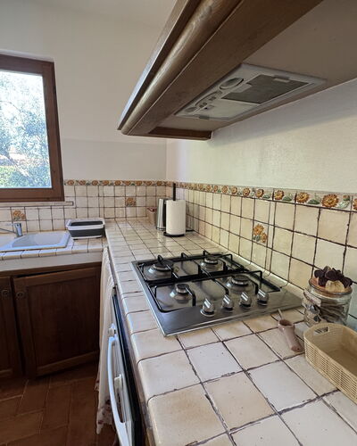 Dependance Egle: Keuken, Hout, Flooring, Countertop, Interieur Ontwerp, Verdieping, Toestel Van De Keuken, Fornuis, Gasfornuis, Kamer