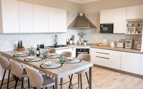 Casa Coccinella: Meubilair, Interieur Ontwerp, Keuken, Flooring, Countertop, Hout, Stoel, Cabinetry, Toestel Van De Keuken, Tableware