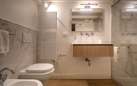 Elegant Apartments Near the Duomo: Interieur Ontwerp, Flooring, Loodgieterswerkinrichting, Badkamer, Verdieping, Wastafel, Wastafel In De Badkamer, Spiegel, Kraan, Loodgieter