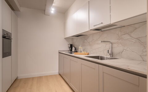 Elegant Apartments Near the Duomo: Keuken, Countertop, Flooring, Hout, Interieur Ontwerp, Toestel Van De Keuken, Cabinetry, Verdieping, Major Appliance, Plafond