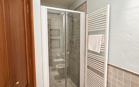 Villa Diamante: Flooring, Verdieping, Interieur Ontwerp, Hout, Loodgieterswerkinrichting, Kamer, Plafond, Loodgieter, Deur, Badkamer