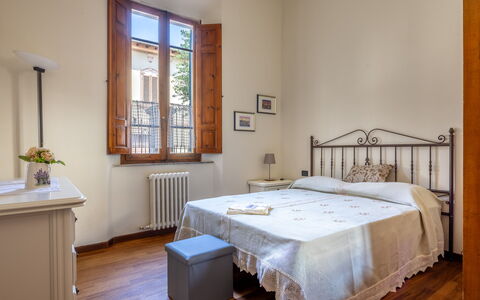 Casa Olivia With Garden And Wifi: Meubilair, Interieur Ontwerp, Hout, Flooring, Slaapkamer, Verdieping, Bed, Kamer, Plafond, Fotolijst