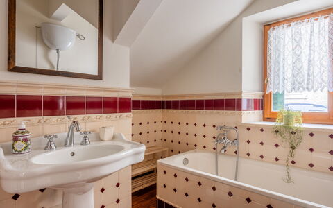 Casa Olivia With Garden And Wifi: Flooring, Interieur Ontwerp, Loodgieterswerkinrichting, Kraan, Verdieping, Badkamer, Loodgieter, Tegel, Wastafel, Kamer