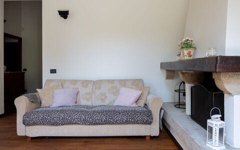 Casa Olivia With Garden And Wifi: Meubilair, Interieur Ontwerp, Muur, Flooring, Bankstel, Hout, Verdieping, Kamer, Woonkamer, Verlichting