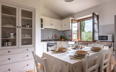 Oliveto Del Cantarello: Meubilair, Interieur Ontwerp, Flooring, Hout, Cabinetry, Keuken, Plafond, Tafel, Toestel Van De Keuken, Stoel