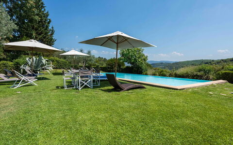 Villa Belchianti: Blauw, Heuvel, Land Lot, Zwembad, Tuin, Bergketen, Gazon, Weide, Landscaping, Buitenmeubels