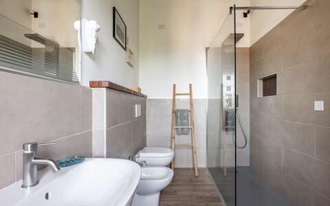 Maria Gabriella Holiday Home In Monticchiello: Flooring, Muur, Verdieping, Badkamer, Loodgieterswerkinrichting, Interieur Ontwerp, Loodgieter, Verlichting, Plafond, Kraan