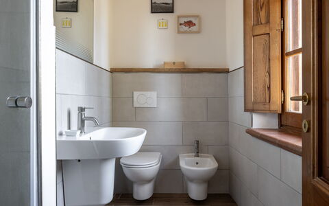 Maria Gabriella Home & Cottage: Flooring, Muur, Loodgieterswerkinrichting, Badkamer, Verdieping, Wc Bril, Wastafel In De Badkamer, Wastafel, Interieur Ontwerp, Toilet