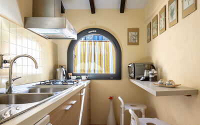 Cottage: Interieur Ontwerp, Keuken, Countertop, Toestel Van De Keuken, Major Appliance, Huis, Verdieping, Kamer, Plafond, Huishoudapparatuur