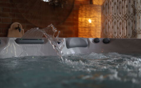 The Tuscan Retreat Spa: Bad, Loodgieterswerkinrichting, Jacuzzi, Badkamer, Loodgieter, Kraan
