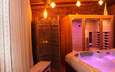 Holiday Home Croce With Spa: Interieur Ontwerp, Hout, Flooring, Verdieping, Verlichting, Plafond, Kamer, Beits, Slaapkamer, Bed