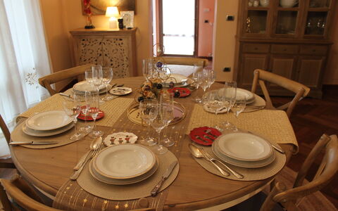 Holiday Home Croce With Spa: Meubilair, Tafel, Tableware, Eetkamer, Keuken En Eettafel, Stoel, Interieur Ontwerp, Tafelkleed, Serveware, Glaswerk