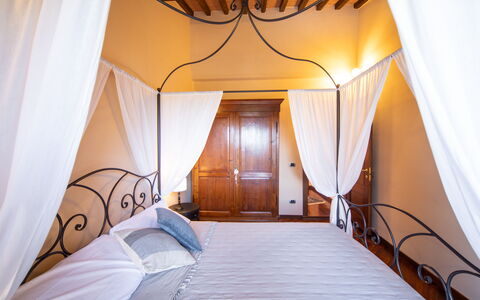 The Tuscan Retreat Spa: Meubilair, Interieur Ontwerp, Plafond, Verdieping, Bed, Flooring, Verlichting, Slaapkamer, Kamer, Bed Frame