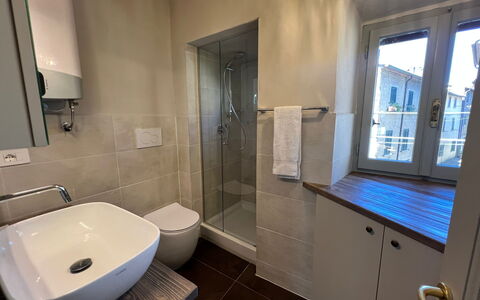 Guelfa 60: Badkamer, Loodgieterswerkinrichting, Flooring, Verdieping, Interieur Ontwerp, Loodgieter, Wastafel, Kraan, Wastafel In De Badkamer, Kamer