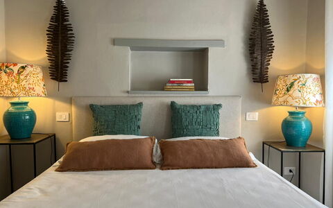 Guelfa 60: Meubilair, Bed, Interieur Ontwerp, Slaapkamer, Bedding, Muur, Laken, Kussen, Linens, Kamer