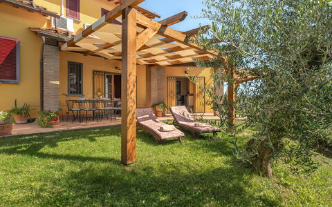 Villa Costa al Bagno: Hout, Huis, Veranda, Meubilair, Backyard, Schaduw, Eco Hotel, Tuin, Buitenmeubels, Verblijf