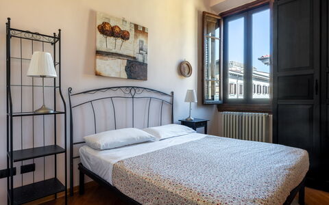 Cuore Di Firenze Apartment: Bed, Slaapkamer, Muur, Bedding, Interieur Ontwerp, Laken, Meubilair, Bed Frame, Kamer, Verdieping