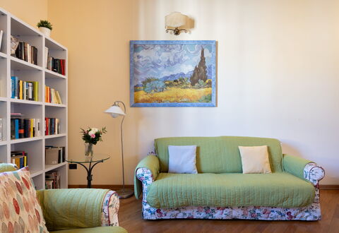 Cuore Di Firenze Apartment: Meubilair, Interieur Ontwerp, Bankstel, Muur, Flooring, Kamer, Verdieping, Hout, Woonkamer, Geel