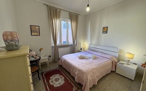 Casa Capolino: Bed, Meubilair, Slaapkamer, Verdieping, Interieur Ontwerp, Flooring, Laken, Hout, Bedding, Kamer