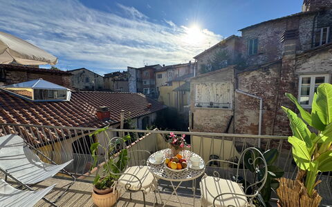 Casa Capolino: Bloempot, Balkon, Kamerplant, Appartement, Stoel, Buitenmeubels, Venster Behandeling