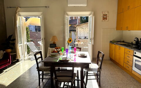 Casa Capolino: Meubilair, Flooring, Interieur Ontwerp, Stoel, Hout, Verdieping, Tafel, Keuken En Eettafel, Verlichting, Eetkamer