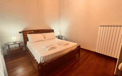 Casa Castelli: Bed, Slaapkamer, Verdieping, Hout, Laken, Flooring, Bedding, Interieur Ontwerp, Meubilair, Bed Frame