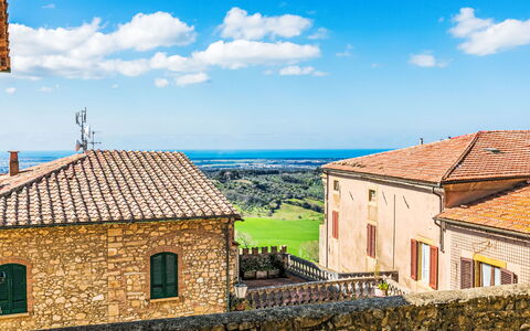 Your Tuscan Retreat: Lucht, Blauw, Muur, Horizon, Dorp, Stenen Muur, Stock Fotografie