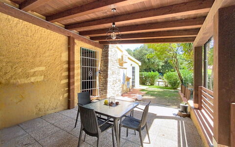 Your Tuscan Retreat: Hout, Meubilair, Flooring, Veranda, Buitenmeubels, Verdieping, Deur, Huis, Schaduw, Toevlucht