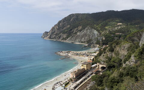 Casa Dolly, Monterosso 5 Terre: Kust, Water, Zwemwater, Strand, Kust En Oceanic Landvormen, Bergachtig Landvormen, Zee, Headland, Kust, Berg