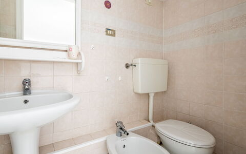 Casa Dolly, Monterosso 5 Terre: Flooring, Interieur Ontwerp, Verdieping, Loodgieterswerkinrichting, Badkamer, Kamer, Wastafel In De Badkamer, Toilet, Plafond, Wastafel