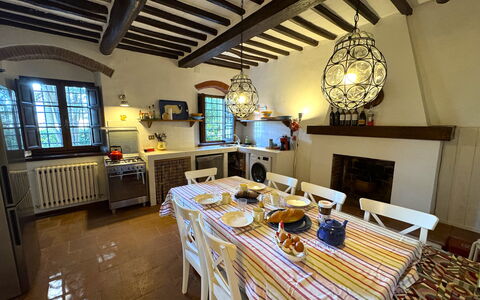 Allo Scoiattolo: Meubilair, Interieur Ontwerp, Tafel, Hout, Flooring, Keuken En Eettafel, Stoel, Kamer, Verlichting, Eetkamer