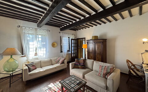 Allo Scoiattolo: Meubilair, Interieur Ontwerp, Bankstel, Flooring, Muur, Kamer, Verdieping, Hout, Plafond, Woonkamer