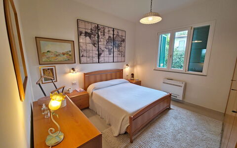 Villetta Tonfano: Bed, Slaapkamer, Muur, Interieur Ontwerp, Flooring, Meubilair, Hout, Verdieping, Laken, Plafond