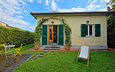 Villetta Tonfano: Deur, Huis, Tuin, Gazon, Verblijf, Werf, Backyard, Home Deur, Landscaping, Landgoed