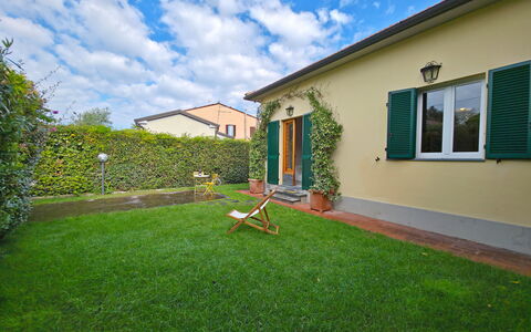 Villetta Tonfano: Tuin, Gazon, Backyard, Werf, Schaduw, Landscaping, Kunstgras, Binnenplaats, Kamerplant