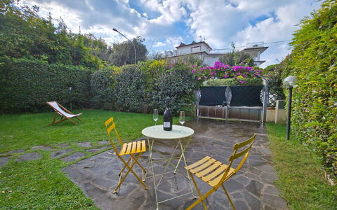 Villetta Tonfano: Struik, Meubilair, Tuin, Groundcover, Buitenmeubels, Backyard, Gazon, Werf, Stoel, Schaduw